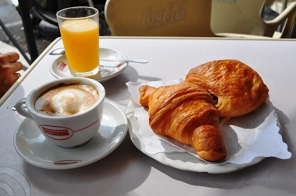 12. İtalya'da kahvaltı çok önemsenen bir öğün olmadığı için genellikle insanlar kahve ve kruvasana benzeyen kornetto ile kahvaltılarını geçiştirirler.