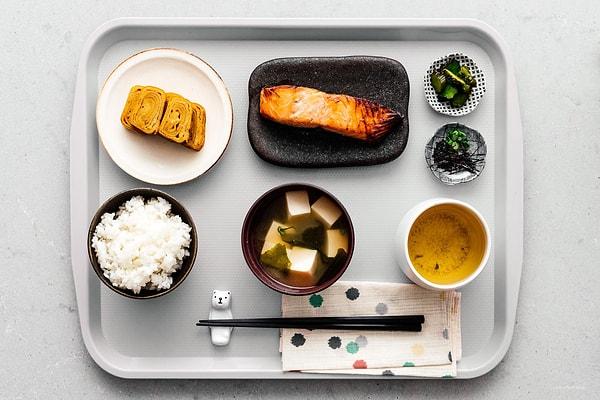 13. Japonya'da kahvaltı, miso çorbası, pirinç, ızgara somon, fermente soya fasulyesi ve salamura sebzelerden oluşur.
