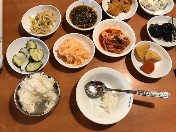 14. Kore'de kahvaltı, pirincin yanında yenilen küçük mezeler olan banchan'dan oluşur. Kimchi, namul (tavada kızartılmış, buğulanmış veya marine edilmiş sebzeler), jeon (tavada kızartılmış, krep benzeri bir yemek) ve gyeran-mari (rulo omlet) farklı banchan türleridir.