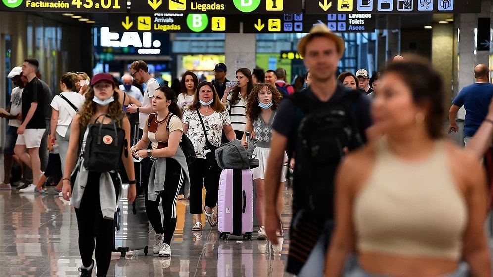 İstanbul Seferi Yapan Uçak İspanya'ya Acil İniş Yaptı; 28 Yolcu Kaçtı!