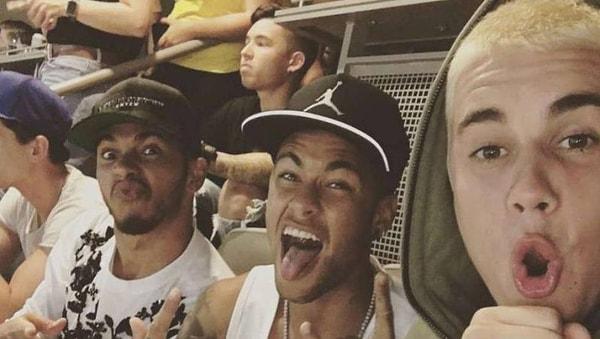 Tabii Neymar bu ışıltılı hayatı tek başına yaşamıyor... Futbolcunun herkesten çok güvendiği bir arkadaş grubu onunla birlikte bu lüks hayatın tadını çıkarıyor.