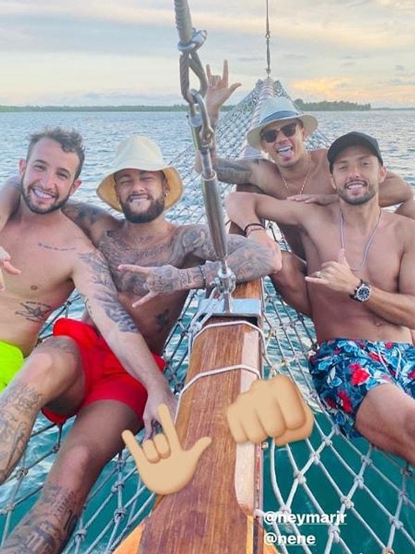 Gil Cebola, Neymar'ın kişisel fotoğrafçısıyken, Carlos Henrique ise Neymar'ın kariyeriyle ve iş ortaklıkları ile ilgileniyor.