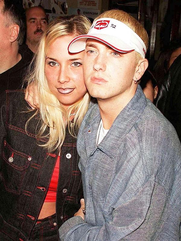 Hikayenin ne kadarını hatırlarsınız bilmiyorum ama Eminem'in uğruna şarkılar yazdığı ve içini döktüğü eski eşi Kim Scott uyuşturucu sorunları yaşıyordu.