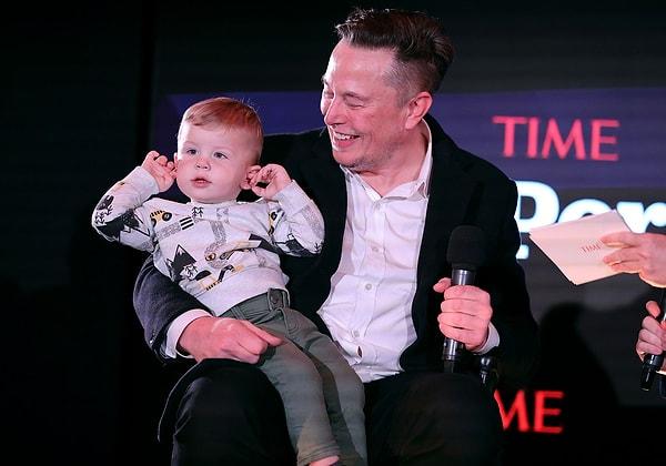 Musk ve şarkıcı Grimes'in iki yaşındaki oğlu X Æ A-12 ofiste görülmeye başladı. Yürümeye başlayan çocuk sık sık Elon Musk'ın çalıştığı 10. katta görülüyor.