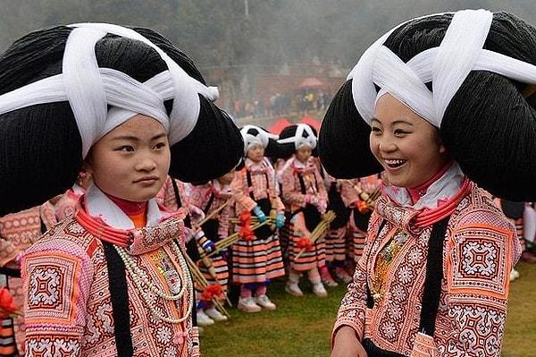 1. Çin'de yaşayan Miao kabilesi kadınları için uzun saç ve defalarca katlayarak yaptıkları bu saç stili için ölmüş atalarının saçlarını da kullanıyorlar!