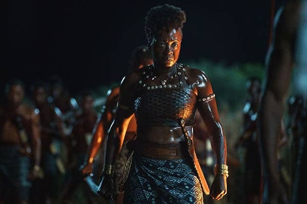 3. The Woman King filminin yönetmeni Gina Prince-Bythewood verdiği bir röportaja göre, filmin yıldızı Viola Davis, karakteri için bir defter dolusu arka plan hikayesi yazmış.