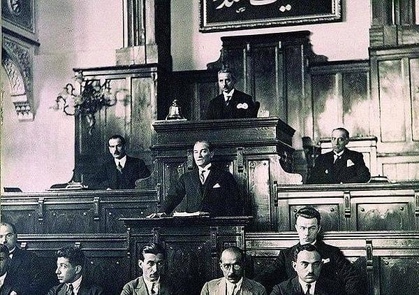 Özellikle Cumhuriyet’in ilk yıllarında, toplumun modernleşmesinde bir araç olarak görülen sinemaya Mustafa Kemal'in bizatihi önem vermesi toplumdaki sinema algısı için ayrı bir önem teşkil ediyordu.
