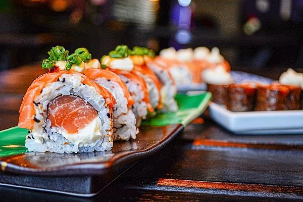 2. Sushi, Japonya'da değil Çin'de bulunmuştur. İlk olarak tuzlu balık şeklinde servis edilmiştir.