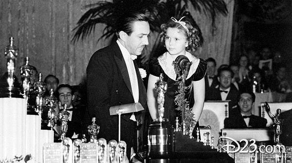 7. Walt Disney 1939 yılında 'Pamuk Prenses ve Yedi Cüceler' eseriyle Oscar kazanmıştır. Kendisine Oscar ödülünün yanında Shirley Temple tarafından yedi mini Oscar heykeli takdim edilmiştir.