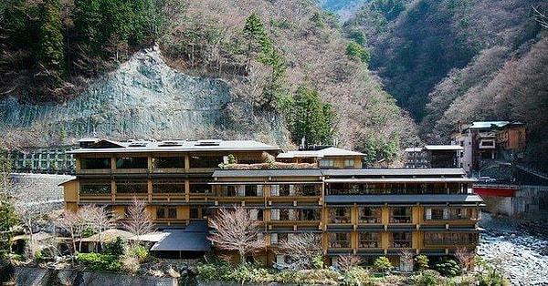 20. Dünyanın en eski oteli Japonya'da bulunur. MS 705 yılında inşa edilen Nishiyama Onsen Keiunkan adlı otelde günümüzde de konaklayabilirsiniz.