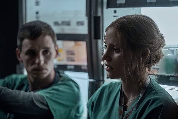 9. Gerçek bir hikayeden alınan The Good Nurse filminin başrolleri Jessica Chastain ve Eddie Redmayne, canlandırdıkları kişiler Amy Loughren ve Charlie Cullen ile birebir tanışmış.