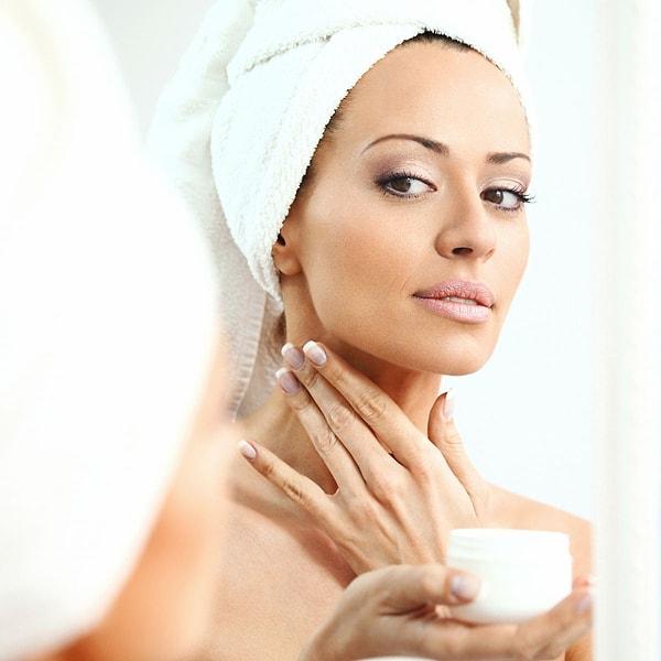 14. Nemlendirici kreminizi yüzünüzü yıkadıktan 60 saniye sonra uygulayın.