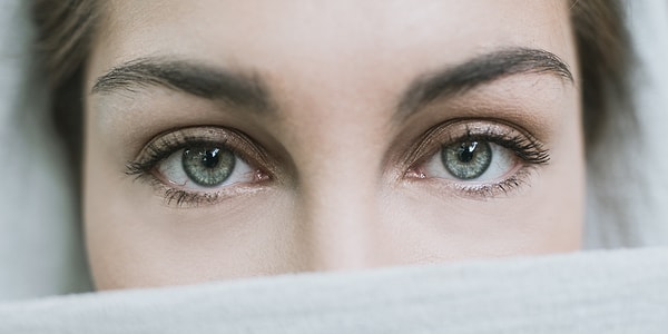 4. Eğer birisi gözlerinizin içine bakmak yerine iki gözünün ortasına veya kaşınıza bakıyorsa, gözlerinizin içine bakmaya çekiniyor olabilir.