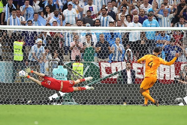 Emiliano Martínez kurtardığı iki penaltıyla Arjantin'in yarı finale kalmasında büyük rol oynadı.