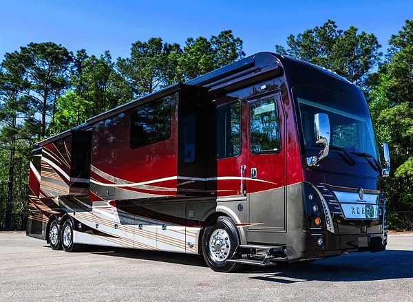 Foretravel IH-45 Luxury Motor Coach