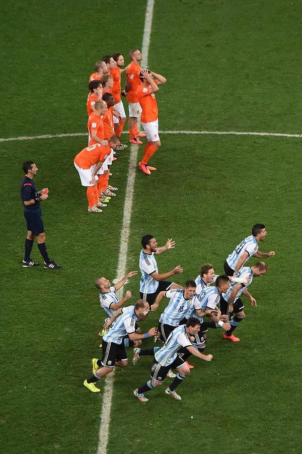Bu da 2014 yılındaki Hollanda-Arjantin maçı. Farkı görebiliyor musunuz?