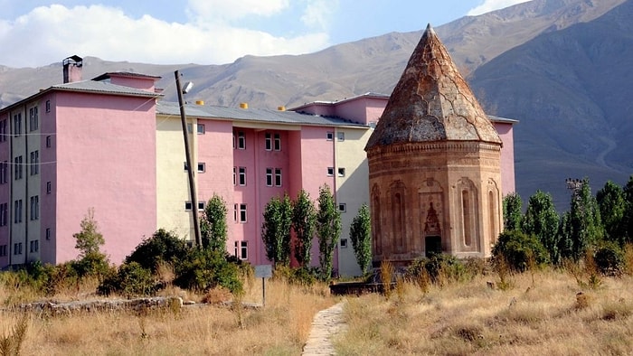 700 Yıllık Eserin Silüetini Bozuyordu: O Yurt Yıkıldı