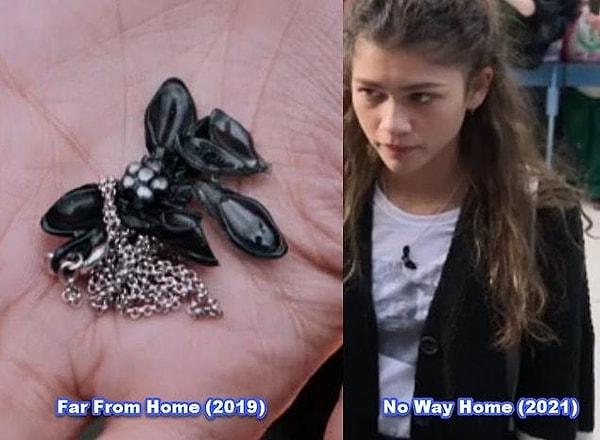 10. Spider-Man: No Way Home (2021) filminde MJ karakteri, Peter'ın Far From Home (2019) filminin sonunda verdiği siyah dahlia kolyesini takıyor.