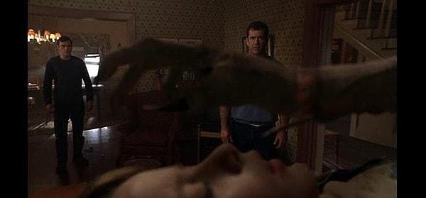 14. 2002 yapımı "Signs" filmindeki uzaylı, Graham'ın oğlunu rehin aldığında arka planda aniden Graham'ın yüzü beliriyor.