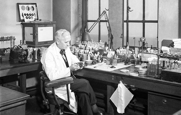 8. Penisilin, enfeksiyon tedavisinde kullanılan bir antibiyotik türü. Alexander Fleming'in bu etkiyi keşfetmesi ise tamamen şans eseriydi!