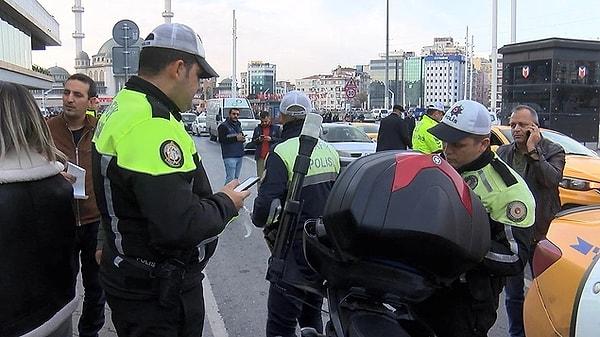 13. Beyoğlu'nda yapılan denetim sırasında, "dur" ihtarına uymayan bir taksici, polislerin takibiyle durduruldu. Aracı trafikten men edilen taksici, yanına çağırdığı arkadaşlarıyla birlikte polisle tartıştı.