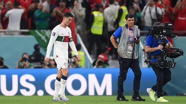 Heyecanlı karşılaşmada çalınan son düdüğün ardından 7 numaralı formayı giyen Cristiano Ronaldo gözyaşlarına hakim olamadı.
