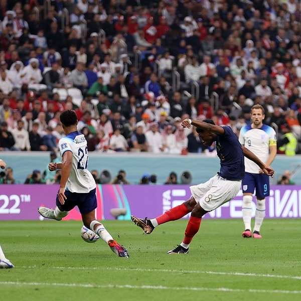 Fas'ın yarı finalde rakibi olmak için karşılaşan İngiltere ile Fransa maçında sessizliği 17. dakikada Aurelien Tchouameni oldu. Fransa ilk yarıyı 1-0 önde kapattı.
