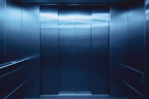 7. Eğer asansörde kalırsanız, kapıyı kendiniz açmak için zorlamayın. Dengeyi bozabilir ve yere çakılabilirsiniz.