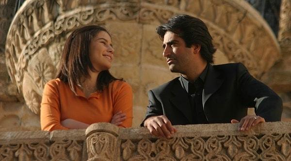 Eğer bilmiyorsanız Beren Saat'in profesyonel oyunculuk hayatına başladığı ilk dizi, Mahsun Kırmızıgül ile başrolünde yer aldığı "Aşka Sürgün".