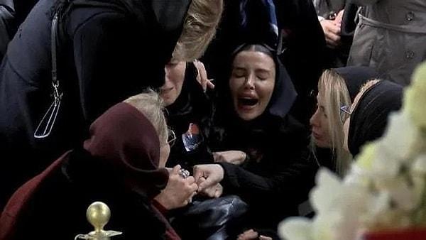 2. Özge Ulusoy babasının cenazesine makyajlı ve estetikli geldiğini iddia eden takipçisinin hadsiz yorumuna isyan etti.