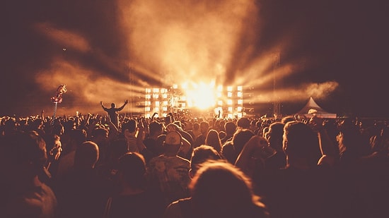 Bomba Gibi Bir After Party Listesi Gelmez mi Diyenler İçin Davetlilerinizi Şenlendirecek 18 Şarkı