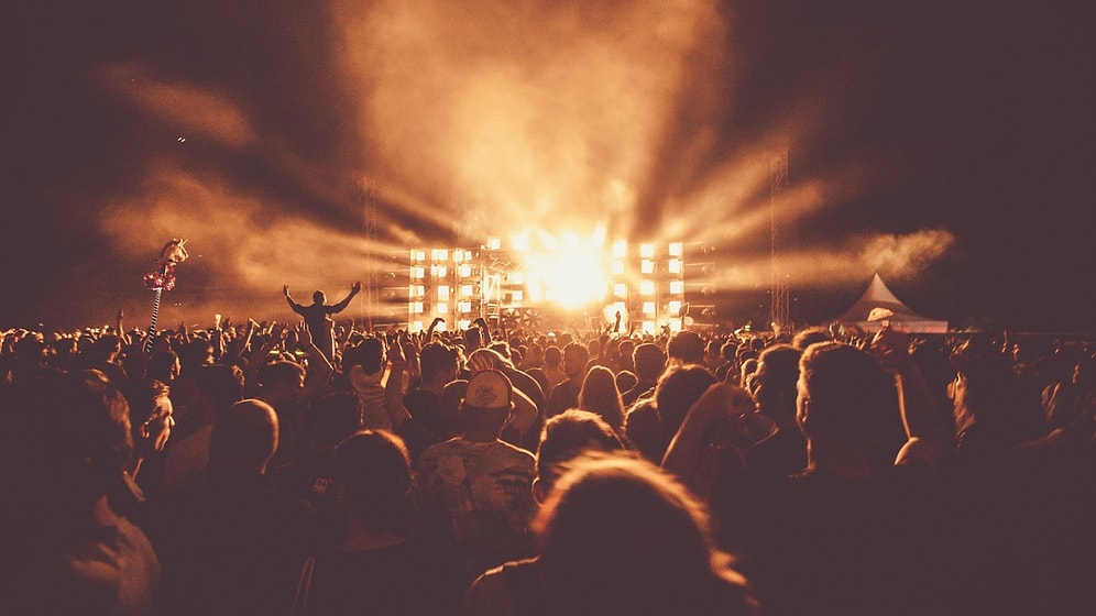 Bomba Gibi Bir After Party Listesi Gelmez mi Diyenler İçin Davetlilerinizi Şenlendirecek 18 Şarkı