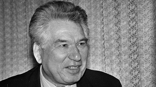 Son dönemlerinde politikaya atılan Aytmatov, Kırgızistan Meclisi'nde Talas Bölgesi milletvekili ve Kırgızistan'ın Benelux ülkeleri büyükelçisi oldu.