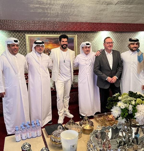 Neyse lafı fazla uzatmayalım ve gelelim konumuza. Adel Ali Bin Ali'nin davetlisi olarak Katar'a giden Burak Özçivit, dünyaca ünlü oyuncu Kevin Spacey ile buluştu.