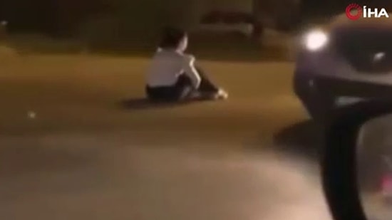 Küçük Kız Akan Trafiğin Ortasında Oturdu