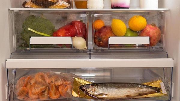 3. Et ve balıklarınızı, raf ömrünü uzatmak için buzdolabının en soğuk yeri olan orta kısmında saklayın.