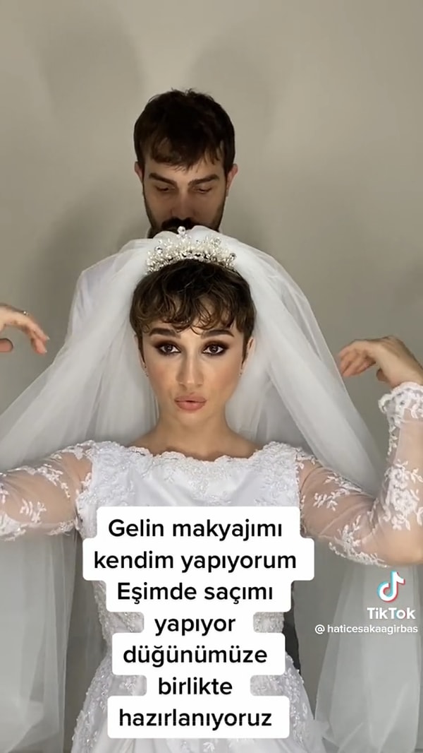 Sıra damat beyin gelin hanımın saçını hazırlamasına geldi. Ufak anlaşmazlıklar yaşasalar da biz onları çok beğendik.