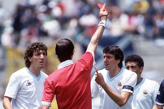 10. L'événement carton rouge le plus rapide appartient à l'Uruguay.