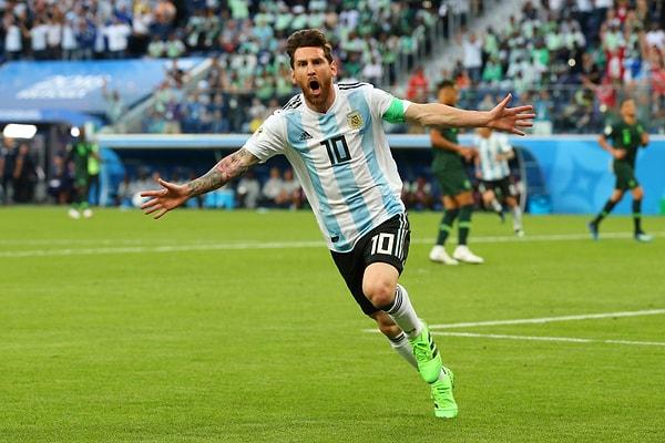 2018 Dünya Kupası, Messi için en zor olanıydı. Copa Amerika’da 2 kez üst üste Şili’ye penaltılarda yenilerek kupayı kaptırmışlardı. Messi, Arjantin Milli Takımı’nı bıraktığını söylemiş fakat ülkesine duyduğu sevgi sebebiyle geri dönmüştü.