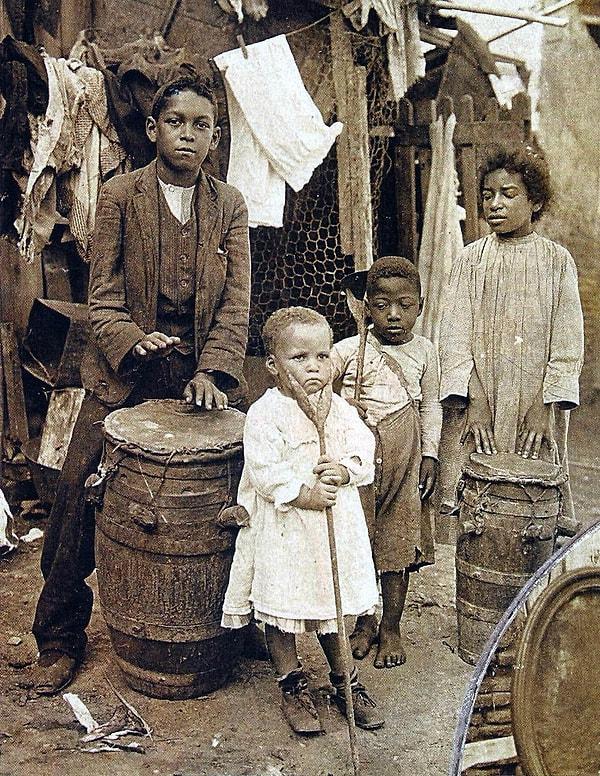 Afrika'dan ilk köleler 1587'de Buenos Aires'e geliyor. Yaklaşık 100 yıl Buenos Aires'in ana ticari faaliyeti de köle ticareti oluyor.