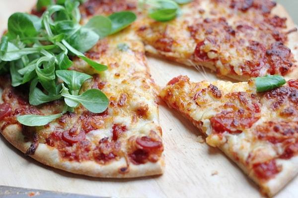 Dışarıdan pizza almaya son verir: Kolay Pizza Tarifi