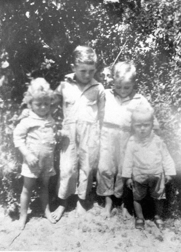 7. Моя жена выросла, глядя на эту фотографию. Никто не может вспомнить, был ли за детьми человек или это была игра света