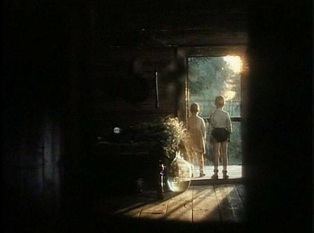 Die Kamera, die an einem entfernten Ort durch die Tür positioniert wurde, sorgte dafür, dass der Fokus auf der Kinderfigur lag.