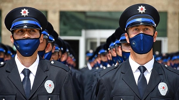 13. Son dönemlerde basına yansıyan polis intiharları gündemdeki yerini korurken, polislerin üzerindeki baskılar ve çalışma koşulları da konuşulmaya devam ediyor.