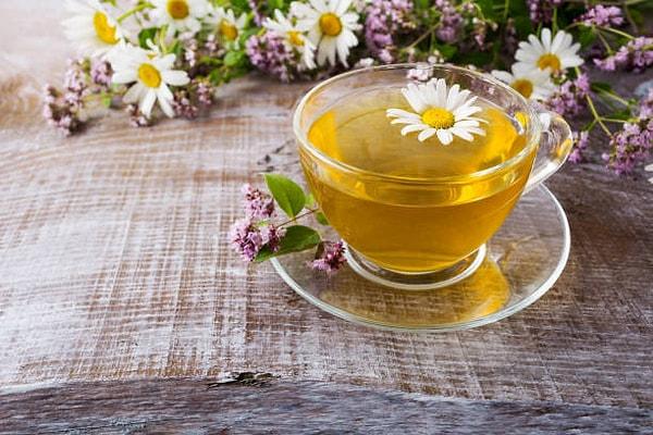 2. Papatya çayı, kalp hastalığı ve kanser de dahil olmak üzere çeşitli hastalıklara yakalanma risklerini azaltmada rol oynar. Ayrıca papatya çayının sakinleştirici etkisi bulunmaktadır. Sindirim sistemi ve uyku sisteminin düzenlenmesine yardımcı olur.