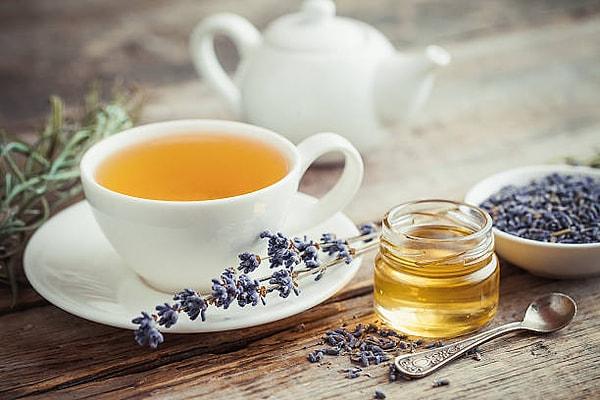 3. Lavanta çayı; vücuttaki ağrıların azalmasına yardımcı oluyor, cilt sağlığına olumlu etki sağlıyor. Ayrıca lavanta çayı saç sağlığına iyi geliyor ve cilt sağlığını da olumlu yönden destekliyor.