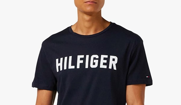 5. Tommy Hilfiger baskılı tişört.