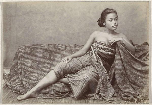 2. 1800'lerden 1900'lerin başlarına kadar, Malezya ve Endonezya'da kadınlar böyle giyinirdi. Kıyafet sadece rahat değildi, aynı zamanda sıcak iklimlerde çalışmak için iyi bir tercihti.