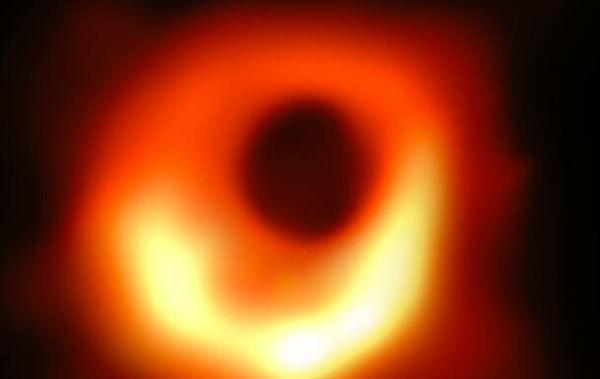 4. 2019 yılında ilk kez bir kara deliğin fotoğrafı çekilmişti hatırlarsanız. Yıllardır varlığı bilinen kara deliklerin ilk görsel kanıtıydı bu fotoğraf...