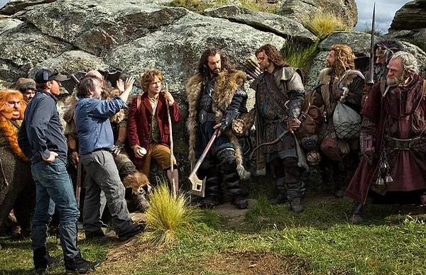Hollywood için de bir mihenk taşı olan ve görsel efektleri ile izleyiciyi adeta büyüleyen Yüzüklerin Efendisi üçlemesi ardından Hobbit serisi ile serüveni devam ettirdi.